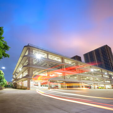 Offenes Parkhaus am Abend